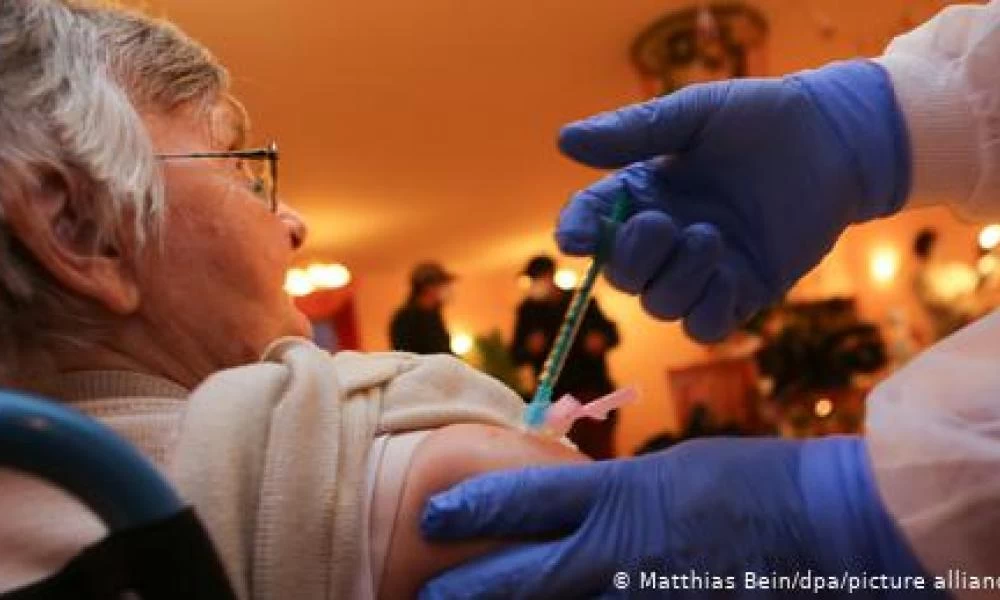 Γερμανία: Σε ηλικιωμένες 101 ετών οι πρώτοι εμβολιασμοί